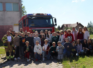 Niezwykła lekcja życia – pokaz pierwszej pomocy i pracy strażaka! Wspóne zdjęcie klasy 5a i 5b z Druhami z OSP w Piątkowisku.