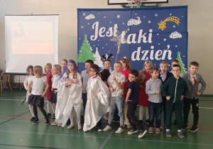 Uczniowie klasy 2 podczas występu świątecznego przed dekoracją „Jest taki dzień”.