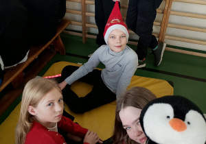 Uczniowie klasy 5 podczas wspólnego oglądania występów świątecznych.