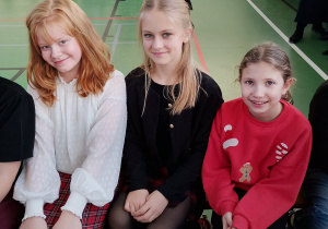 Uczniowie klasy 5 podczas wspólnego oglądania występów świątecznych.