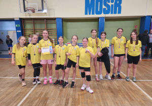 Drużyna dziewcząt z medalami i dyplomem po Igrzyskach Dzieci w koszykówce.